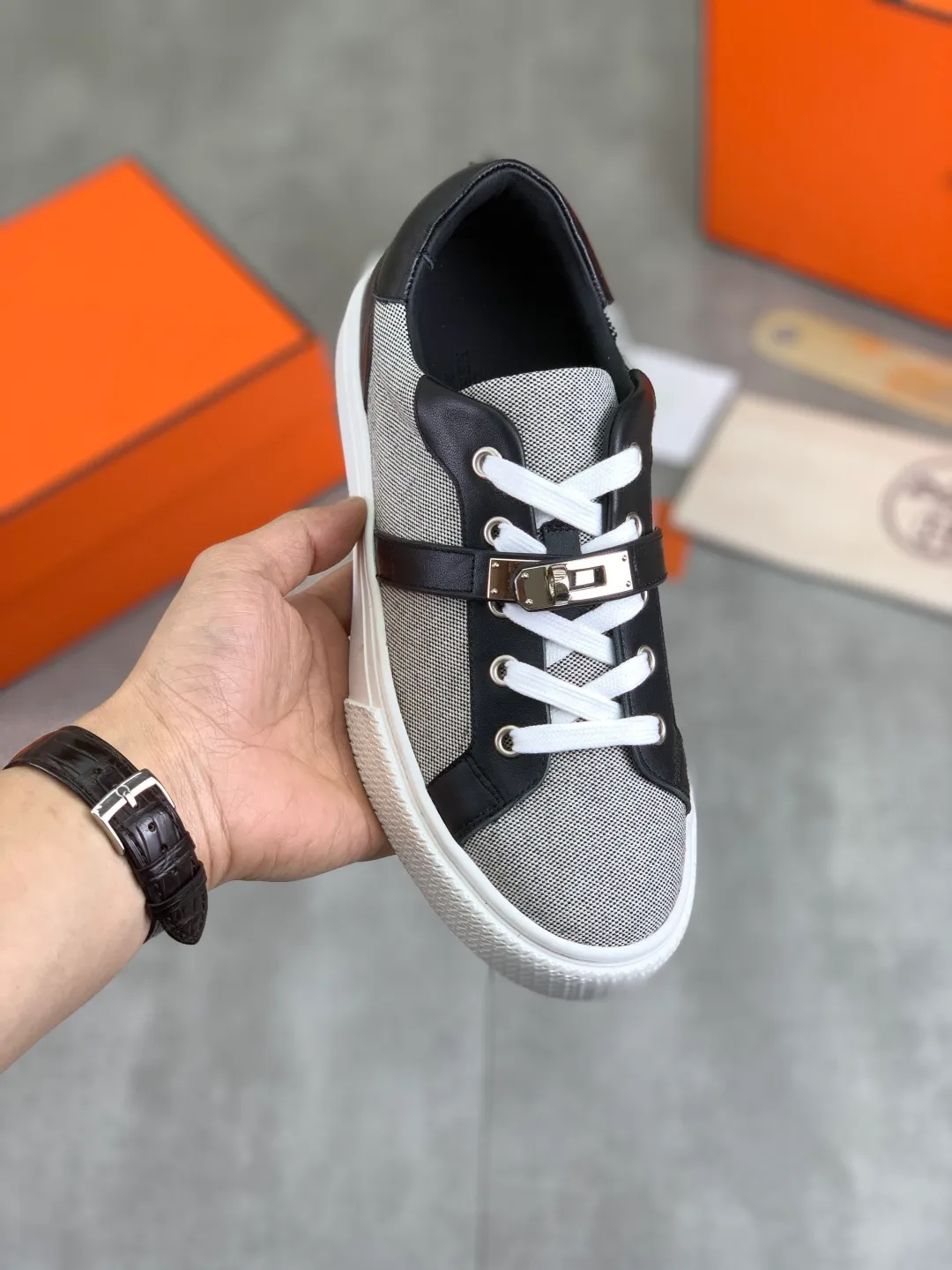 Men's men's shoes 💰P640 New Hermes top version Hermès classic couple style #𝐊𝐞𝐥𝐥𝐲 buckle casual white shoes skateboard shoes that will not conflict with shoes at all. Full of unknowns, Hermès rarely produces flat casual shoes and they are paired with classic palladium-plated Kelly shoe buckles! You'll fall in love with it at first sight. It's super versatile and can be worn with any skirt or pants. 🉑️Close your eyes and wear it. It's super noble. Fabric: Specific cowhide/canvas material. Lining: Sheepskin lining. Outsole: Original molded TPU outsole. Size: 35-45.